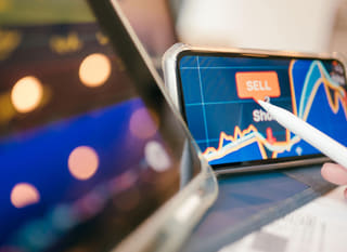 Trgovac na više tržišta koji analizira Bitcoin, Ethereum i forex opcije